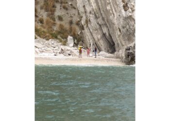 Sorpresi dal forte vento e riparati nella spiaggia Due Sorelle