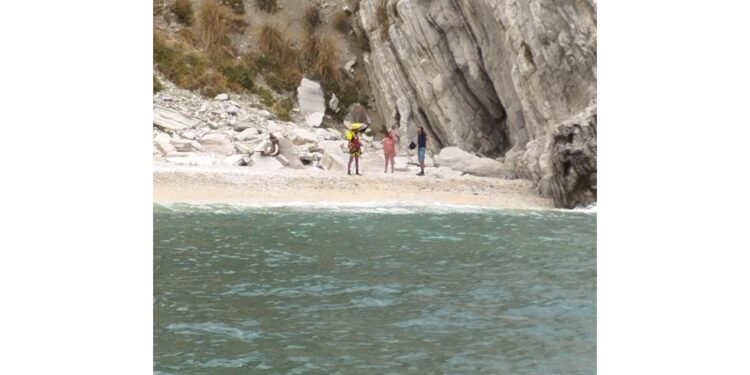 Sorpresi dal forte vento e riparati nella spiaggia Due Sorelle