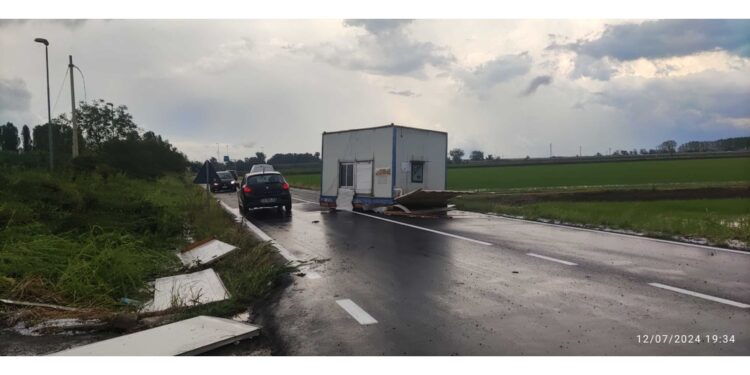 I vigili del fuoco sono al lavoro a Borgo Vercelli