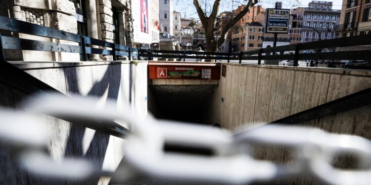 Stazione Barberini chiusa per l'intervento degli agenti