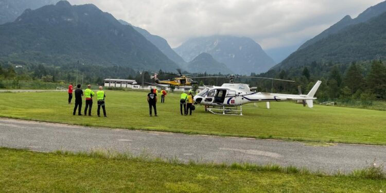 Vigili del fuoco e Cnsas lo stanno cercando lungo i sentieri