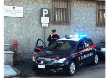 Freddato in piazza con alcuni colpi di arma da fuoco