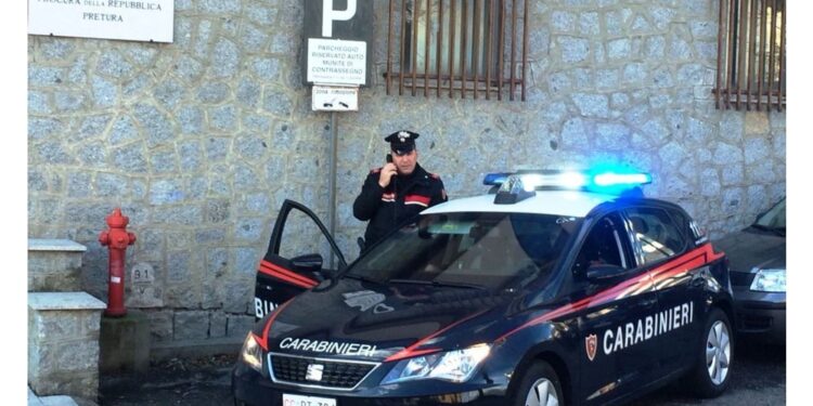 Freddato in piazza con alcuni colpi di arma da fuoco