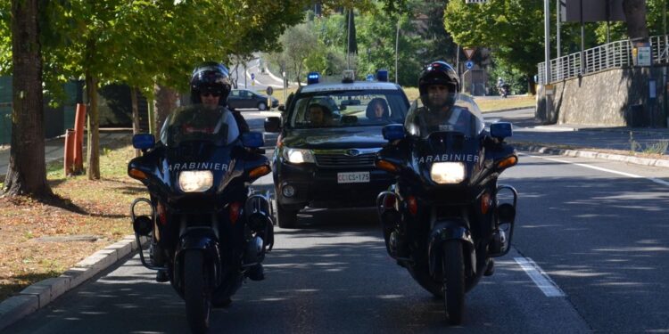 60enne usciva con la figlia da un locale. Intervento chirurgico