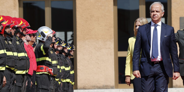 Il ministro visita Comando provinciale delle due vittime di ieri