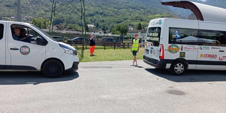 La salita in paese a bordo di minivan