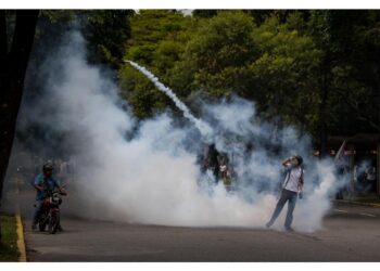 Lacrimogeni e proiettili di gomma per disperdere la protesta