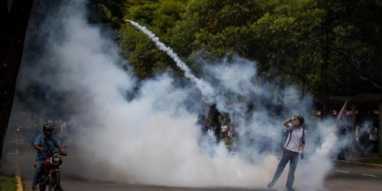 Lacrimogeni e proiettili di gomma per disperdere la protesta