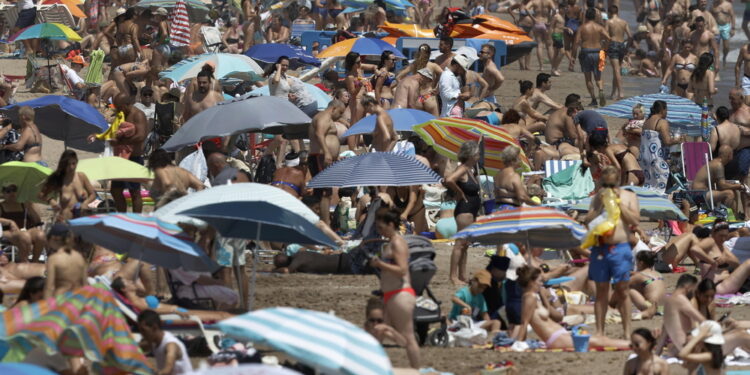 Fino a 44 gradi e polvere dal Sahara