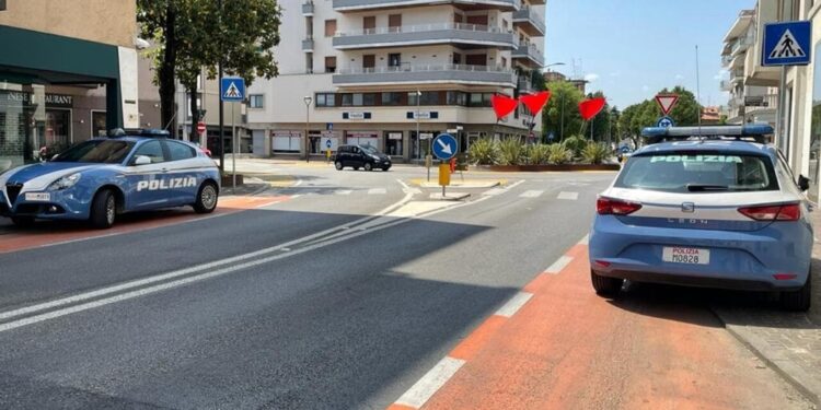 Si è lanciato da terrazzo di casa