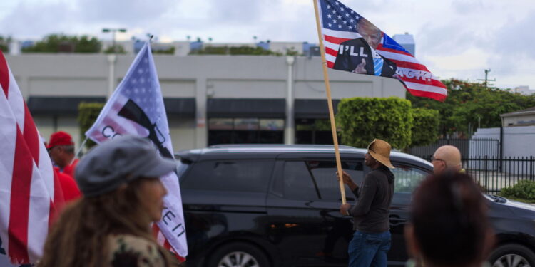 Coro di condanna degli spari durante il comizio di Trump