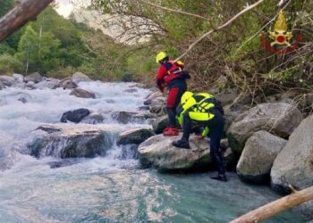 Dopo un tuffo il ragazzo era stato trascinato via dalla corrente