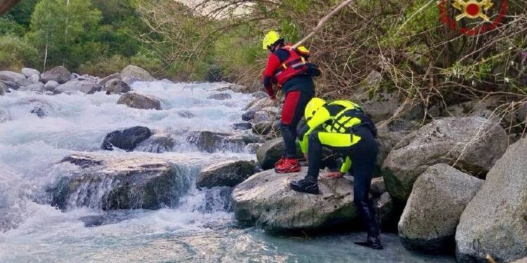 Dopo un tuffo il ragazzo era stato trascinato via dalla corrente