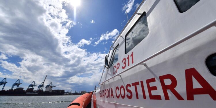 Sono intervenuti i vigili del fuoco e la capitaneria di porto