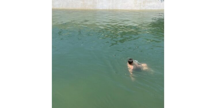 Ragazzi a nuoto nel canale