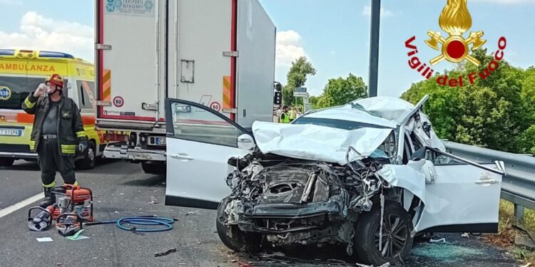 Coinvolti un mezzo pesante e varie automobili