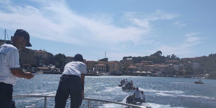 Al lavoro per farle guadagnare il mare