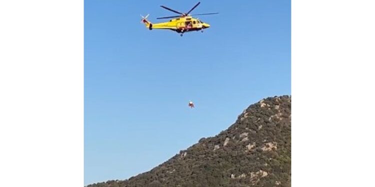 Spettacolare salvataggio col verricello a Cala Sinzias