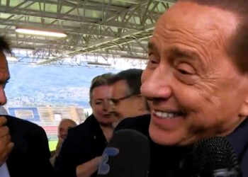Silvio Berlusconi allo stadio Sinigaglia, intervistato da Nino Balducci
