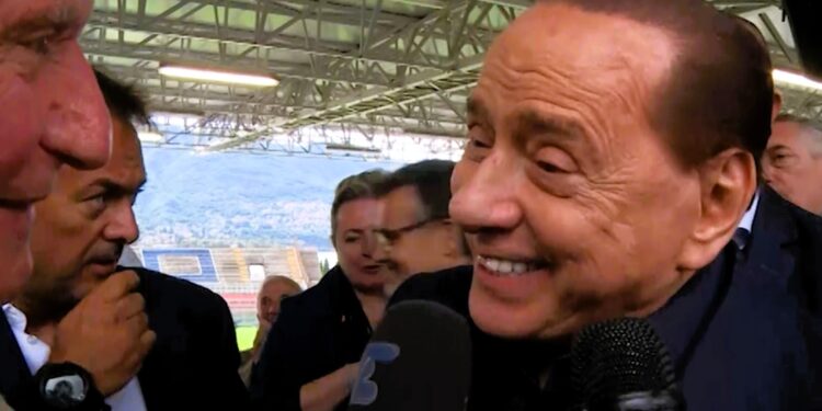 Silvio Berlusconi allo stadio Sinigaglia, intervistato da Nino Balducci