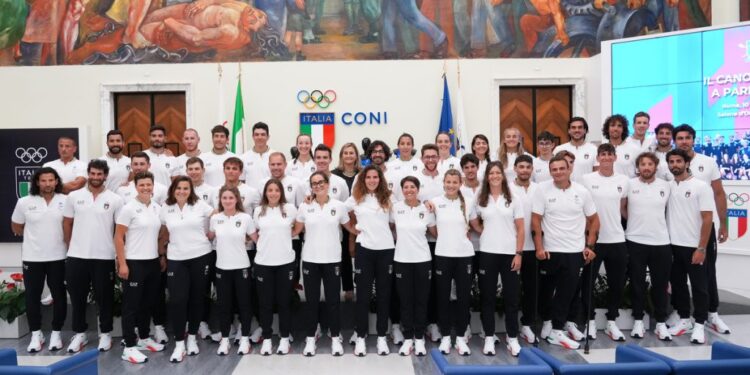 Il gruppo degli azzurri pronti a partire per Parigi (foto Luca Pagliaricci-Canottaggio.org)