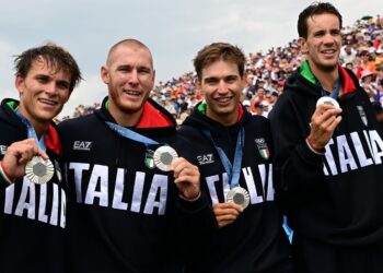 Il "quattro di coppia" azzurro con la medaglia d'argento (foto Mimmo Perna-Canottaggio.org)