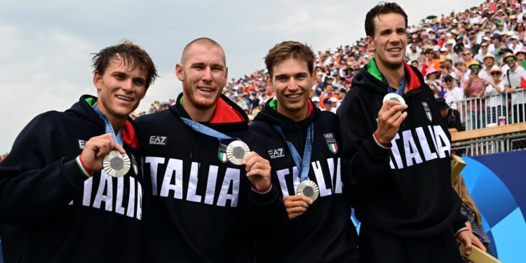 Il "quattro di coppia" azzurro con la medaglia d'argento (foto Mimmo Perna-Canottaggio.org)