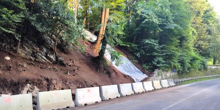 La strada riaperta e la zona del crollo del muro risistemata