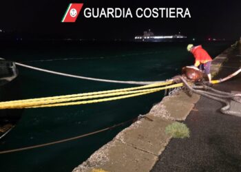 Guardia costiera fa sgomberare molo Audace affollato di persone