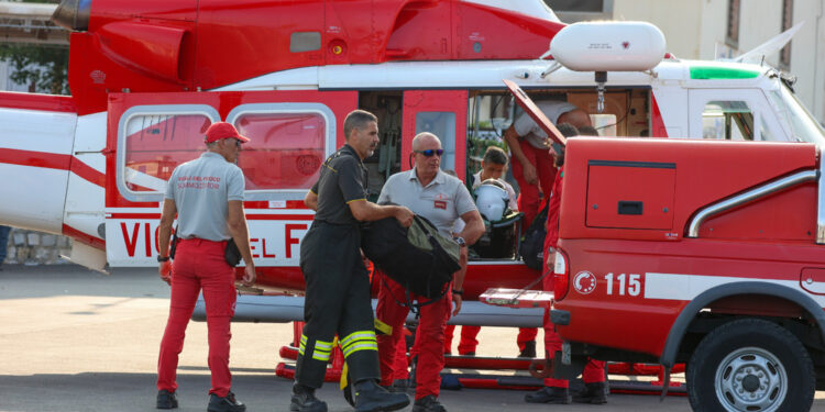 Sommozzatori dei vigili del fuoco stanno ispezionando il relitto