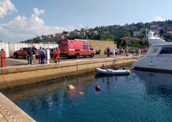 La carcassa è incastrata sotto un molo a Muggia