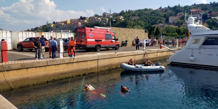 La carcassa è incastrata sotto un molo a Muggia