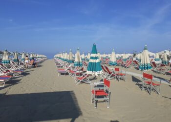 A Viareggio ombrelloni chiusi in 20 bagni.Tutti aperti al Forte