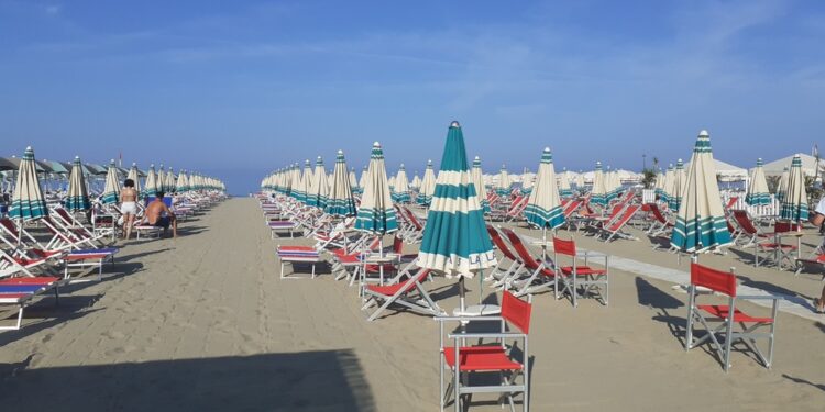 A Viareggio ombrelloni chiusi in 20 bagni.Tutti aperti al Forte