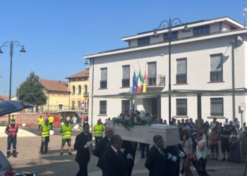 Il feretro nella chiesa di San Vittore a Bottanuco