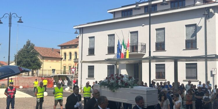 Il feretro nella chiesa di San Vittore a Bottanuco