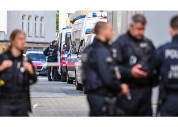 Polizia fa irruzione in un centro per rifugiati