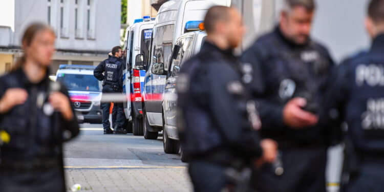 Polizia fa irruzione in un centro per rifugiati