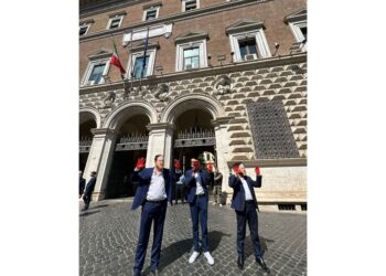 Con mani sporche di sangue e maschera col volto del ministro