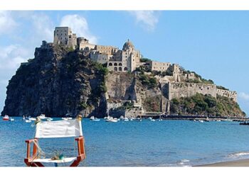 Li lasciano la notte per riservarsi la spiaggia