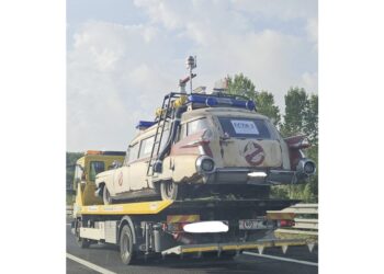 Viaggiava su un carro attrezzi