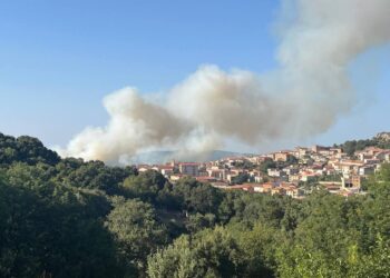 Fiamme tra Luras e Calangianus