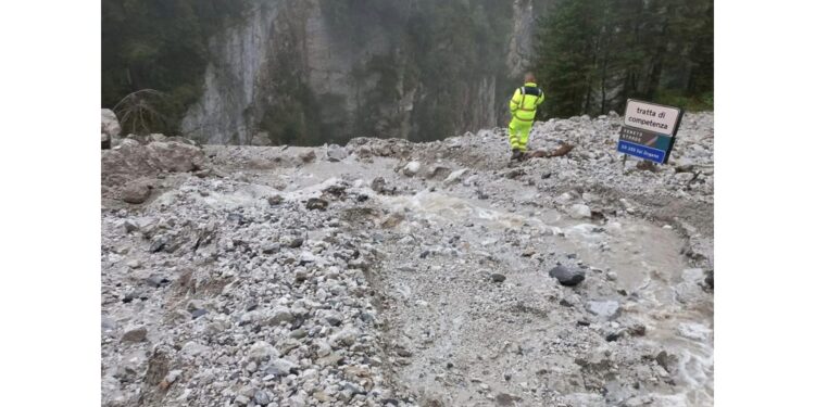 La colata chiude la Strada regionale 355 della Val Degano