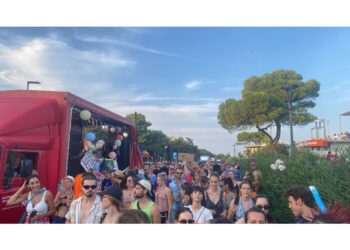 Corteo colorato accompagnato dai carri delle associazioni