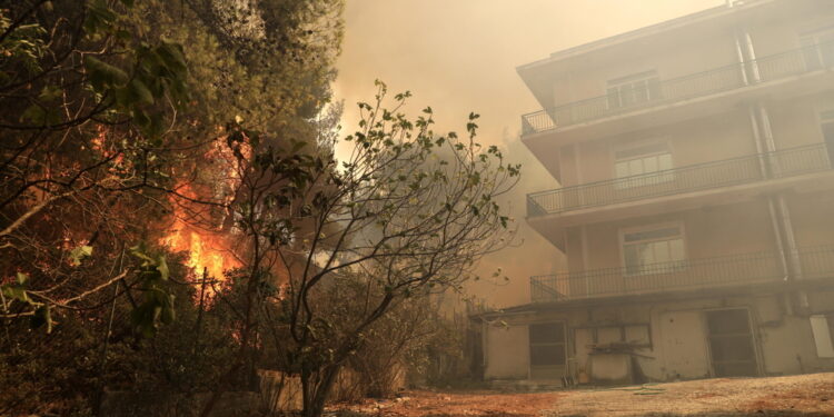 L'ordine scattato a Nea Makri per i violenti incendi in Attica