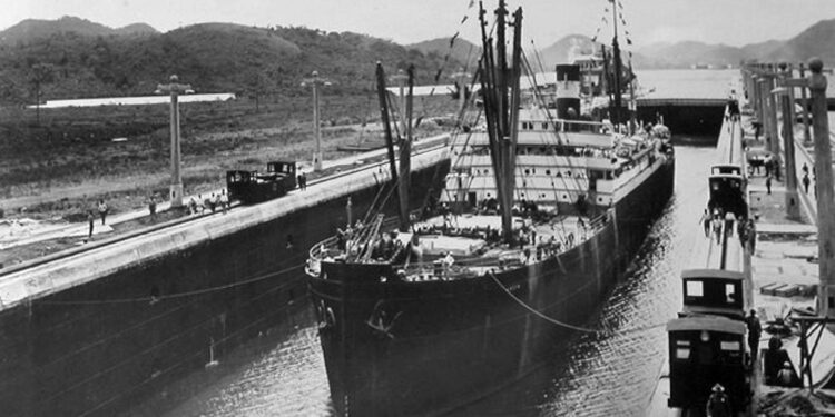 La nave Ancon lo percorse per la prima volta il 15 agosto 1914