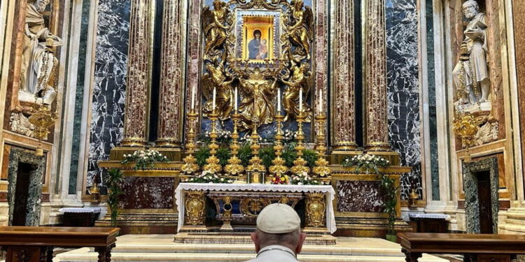 La preghiera a Santa Maria Maggiore per i Vespri