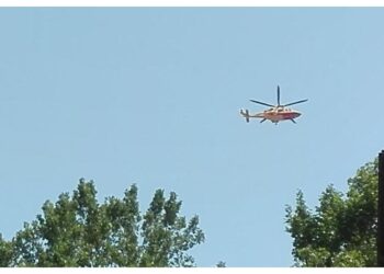 Appoggiato a un palo mentre montavano una cucina per un evento