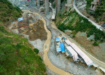 Crolla un ponte stradale per le piogge monsoniche