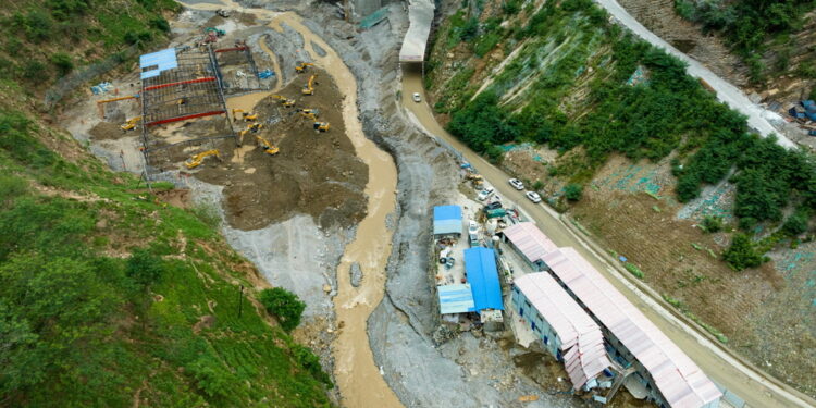 Crolla un ponte stradale per le piogge monsoniche